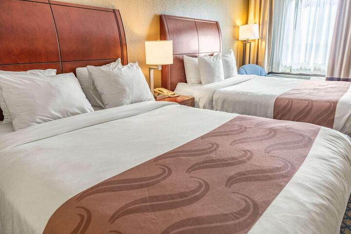 2 Queen Beds (2 of 2)