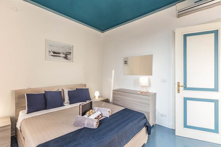 Room 8 of 33