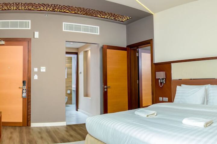 Room 6 of 33