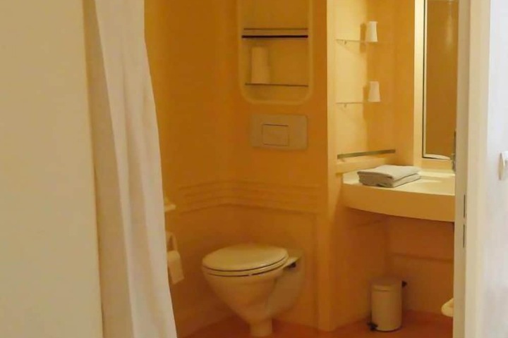 Room 8 of 11