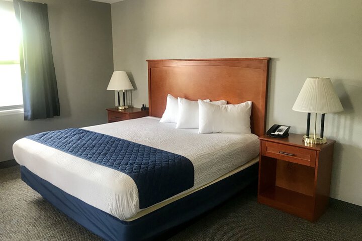1 King Bed (5 of 12)