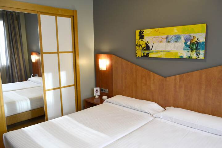 Room 4 of 32