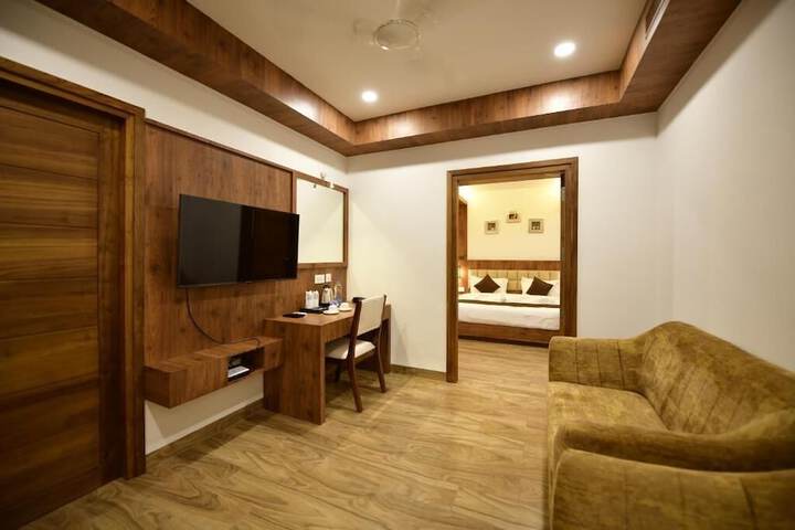 Room 5 of 9