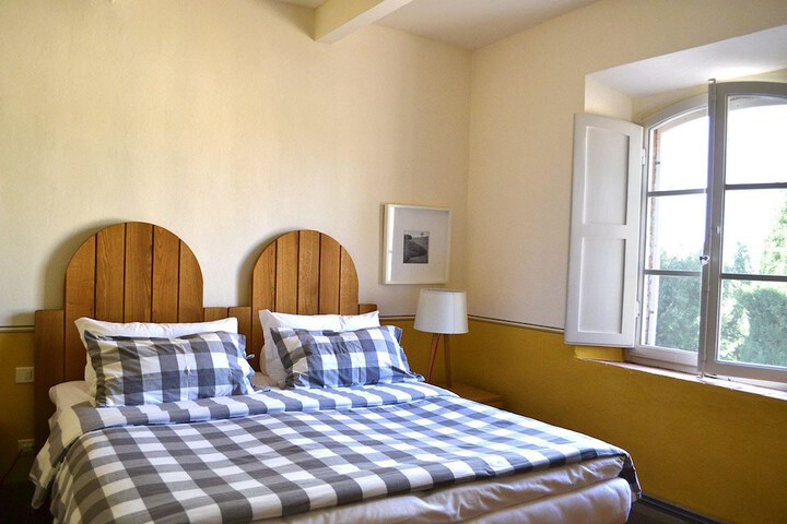 Room 4 of 98