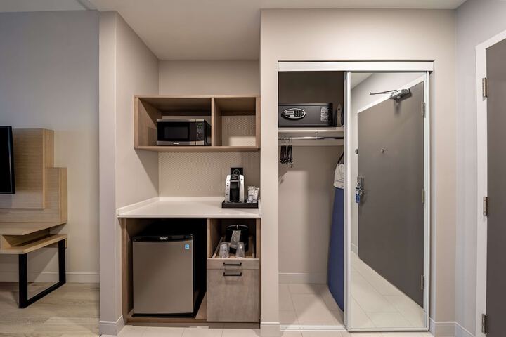 Accessible 2 Queen Accessible Communication Assistance Roll in Shower Smart TV, Microwave and Refrigerator Full Breakfast (19 of 22)