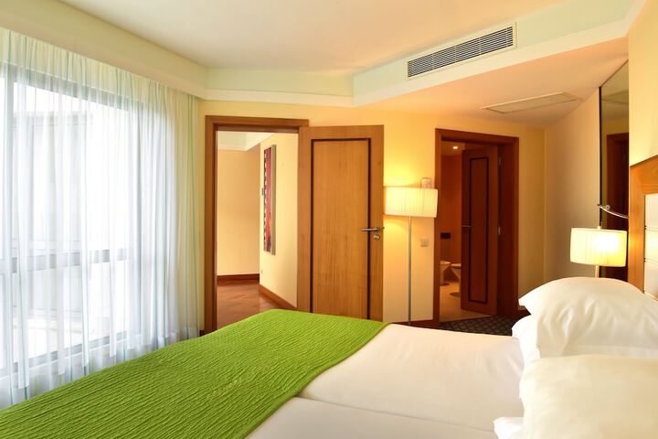 Room 32 of 250