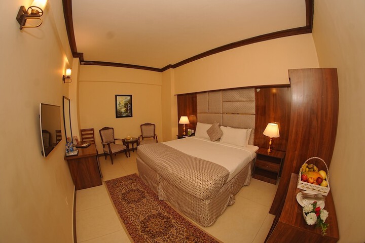 Room 7 of 32