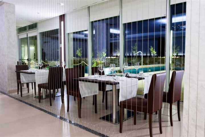 Dining 55 of 68