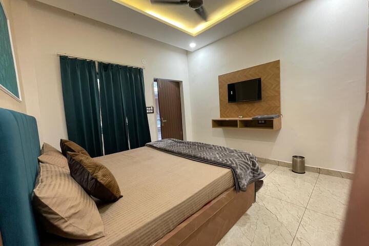 Room 8 of 13