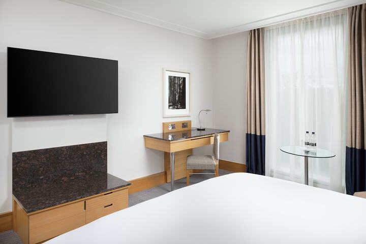Room 18 of 100