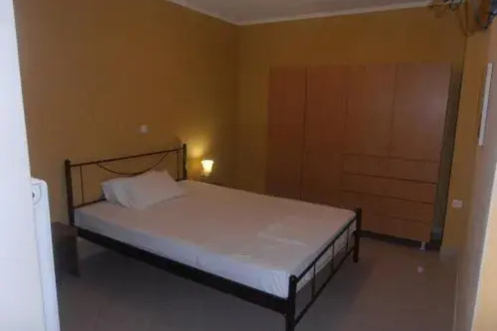 Room 6 of 12