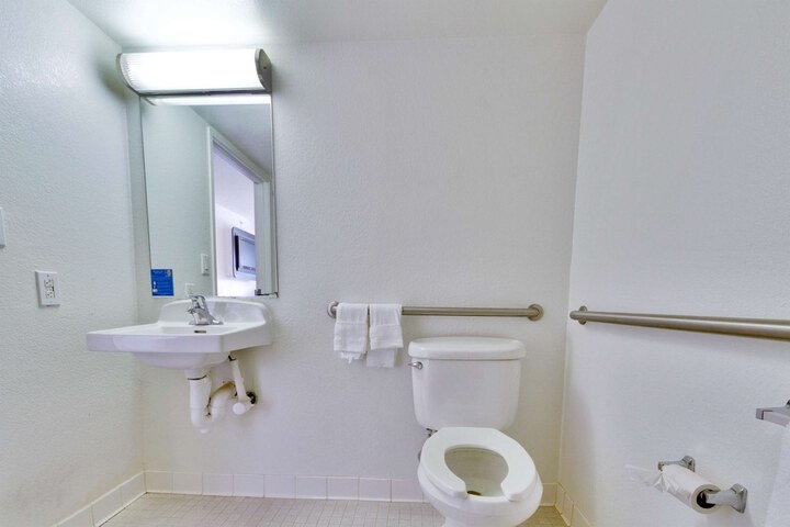 Double Bed Accessible (9 of 13)