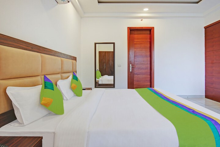 Room 11 of 32