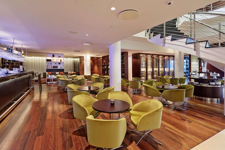 Lounge 100 of 119