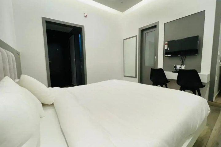Room 8 of 16