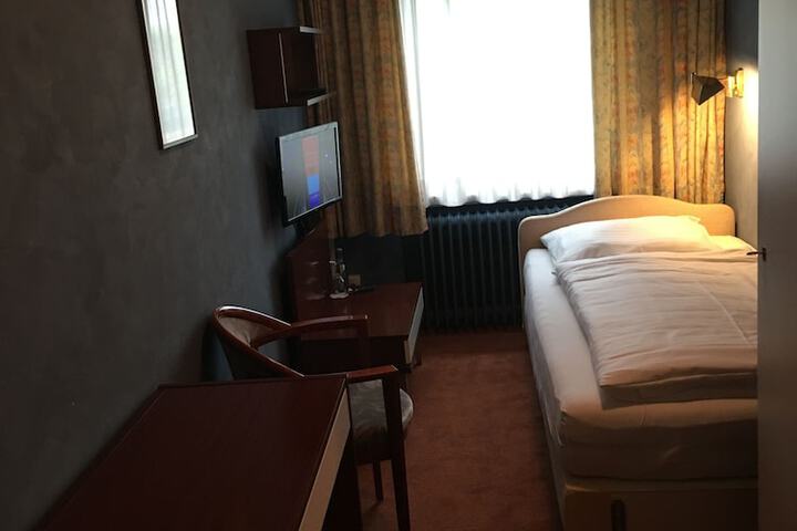 Room 5 of 33