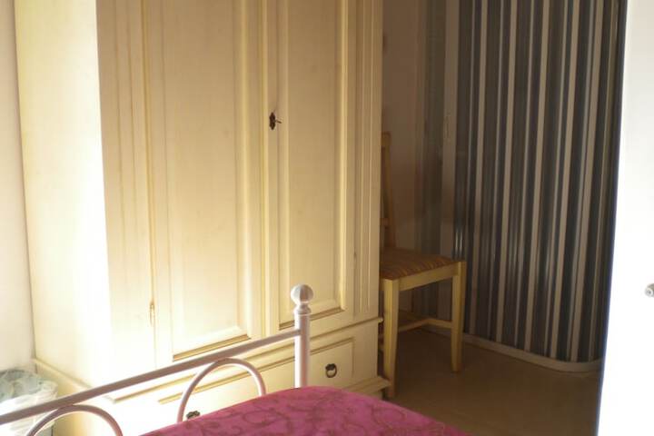 Room 9 of 32