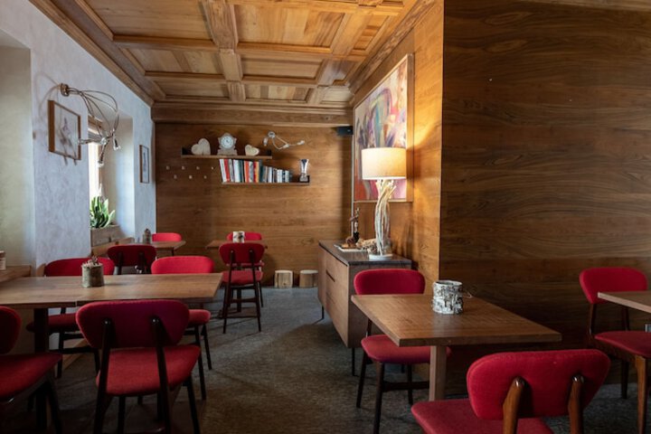 Lounge 73 of 99