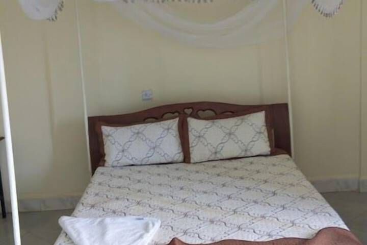 Room 6 of 28
