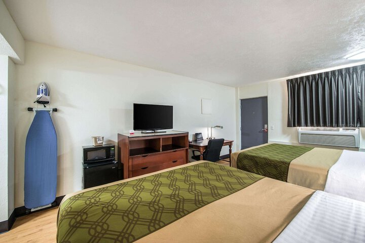 2 Queen Beds (3 of 9)