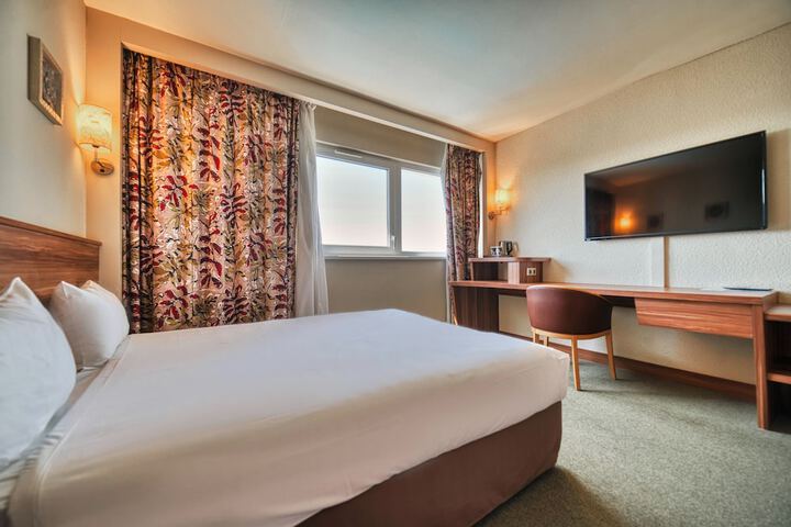Room 25 of 176