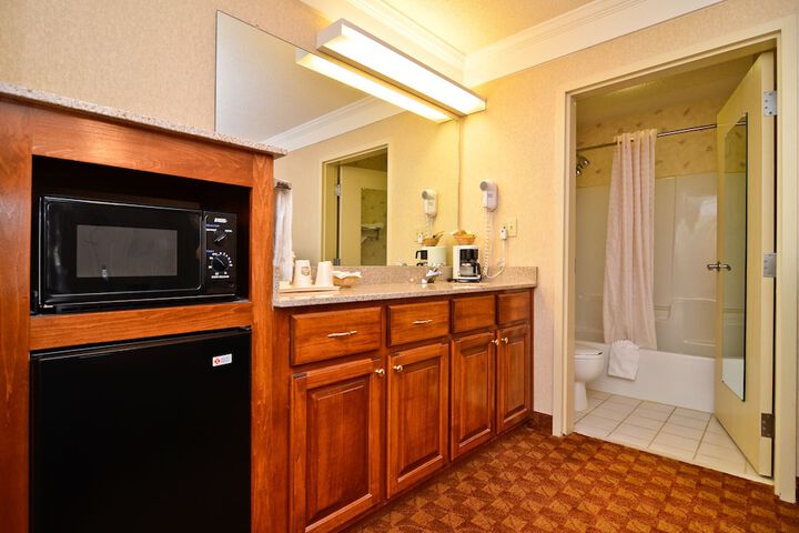 1 King Bed Accessible Bathtub (1 of 10)
