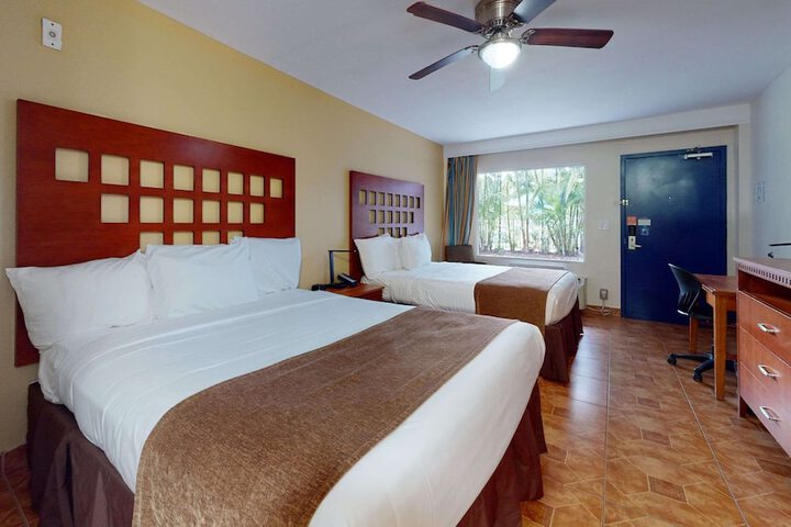 2 Queen Beds (28 of 49)