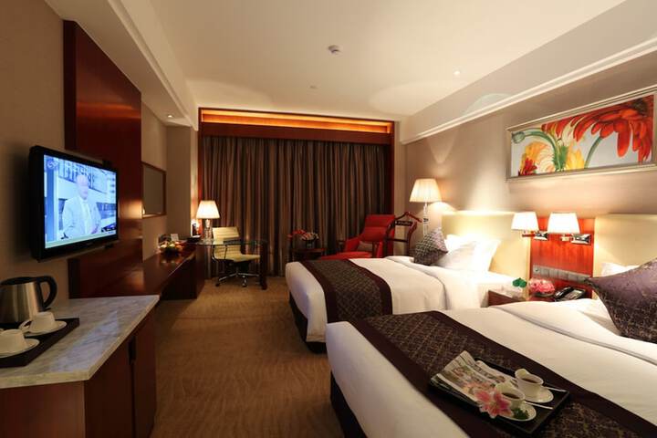 Room 6 of 18