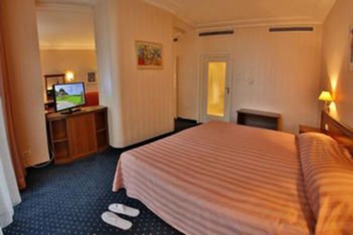Room 13 of 38
