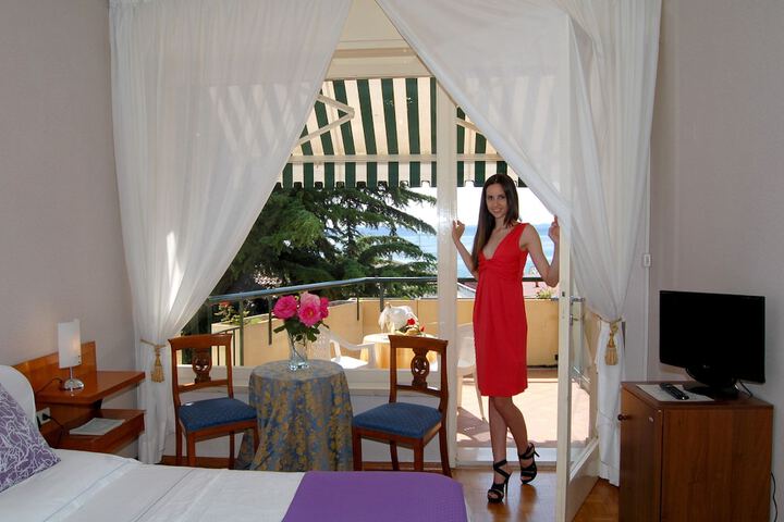 Room 6 of 47