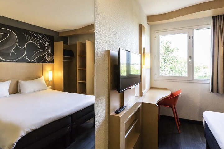 Room 5 of 102