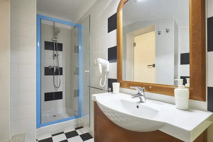 Room 5 of 8