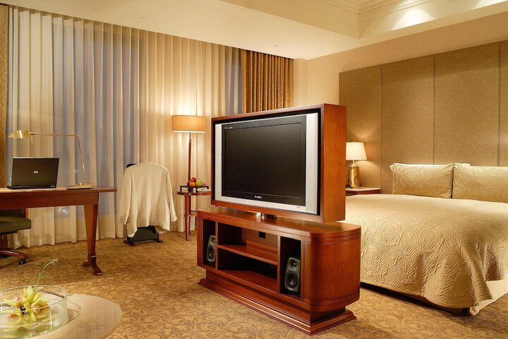 Room 28 of 61