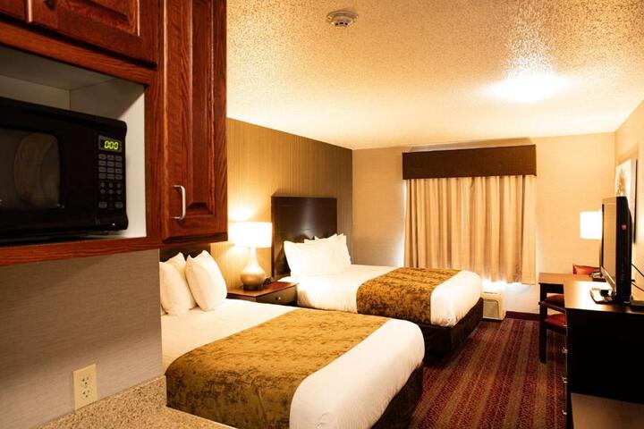 2 Queen Beds Microwave and Refrigerator WiFi Full Breakfast (2 of 6)
