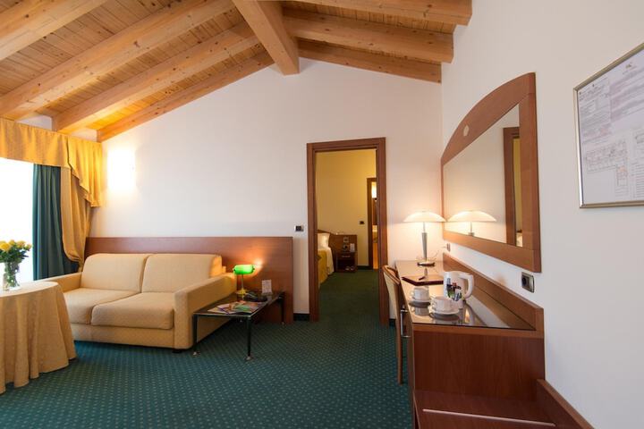 Room 33 of 62