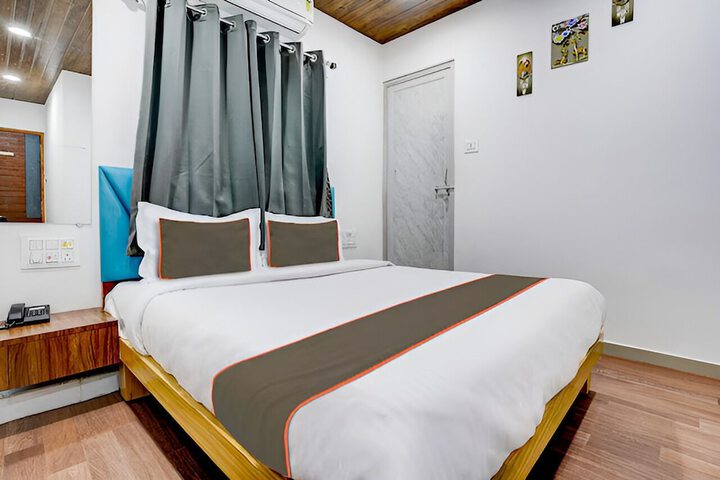 Room 9 of 12