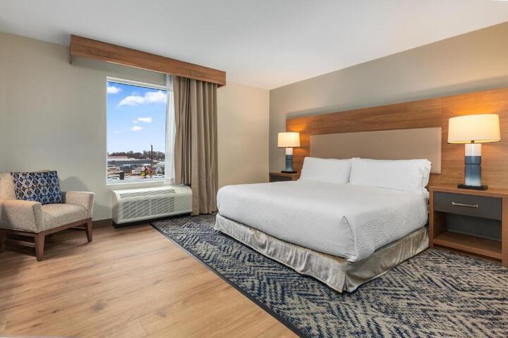 Studio King Size Bed (3 of 20)