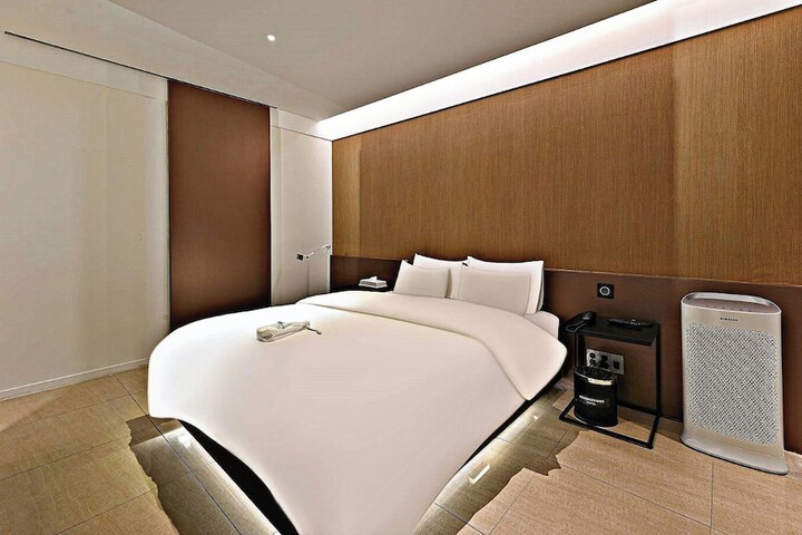 Room 7 of 19