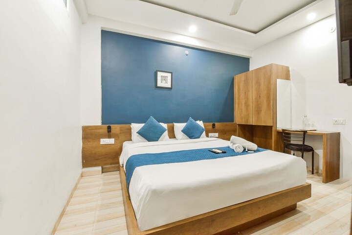 Room 8 of 16