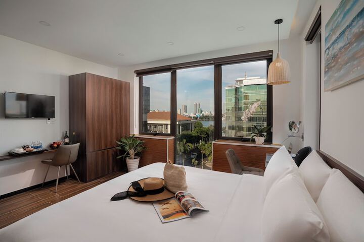 Dragon View Riverfront Hotel