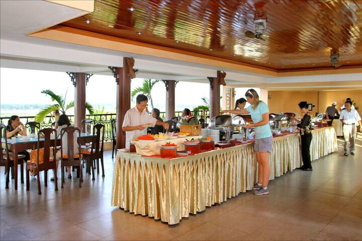 Dining 40 of 56