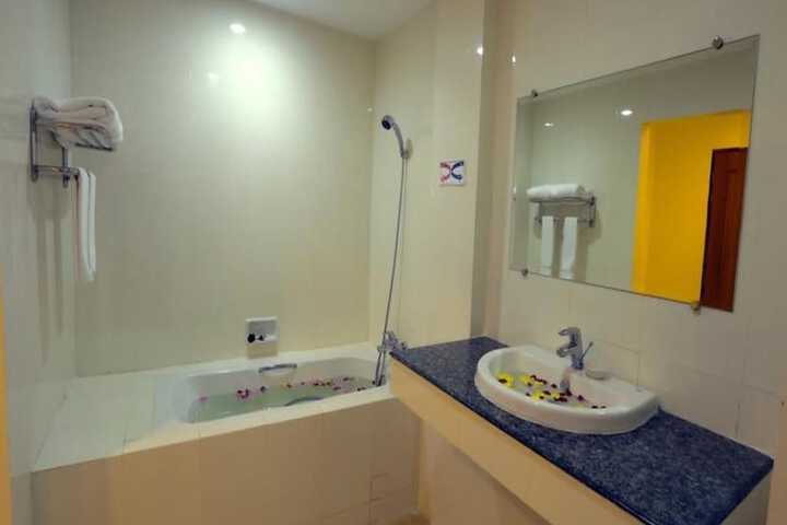 Room 17 of 28
