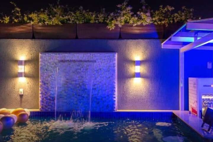 Hotel with Pool