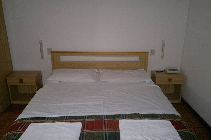 Room 9 of 34