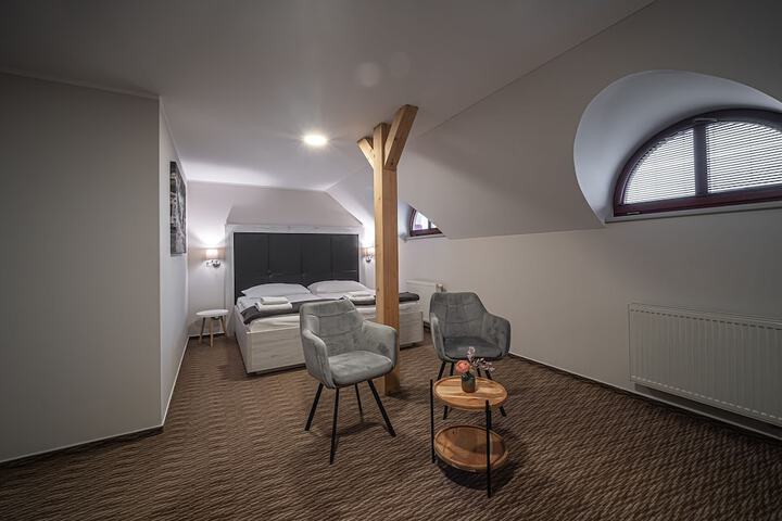 Room 4 of 82