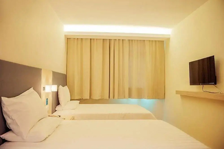 Room 5 of 17