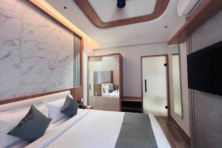 Room 10 of 33