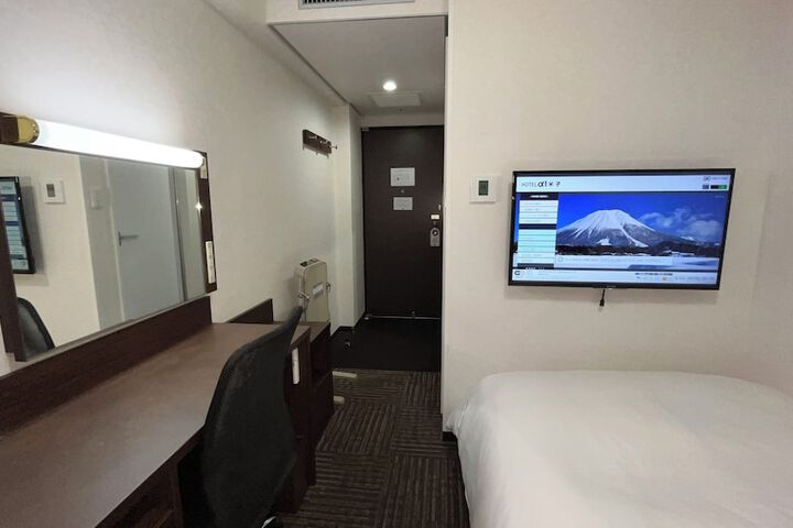 Room 2 of 10