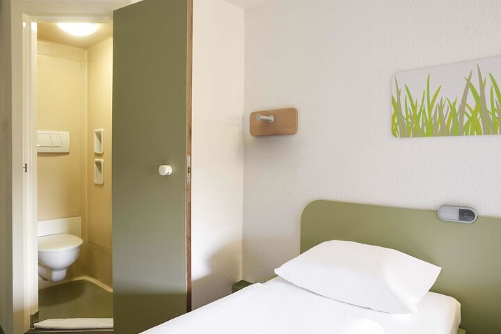 Room 4 of 28