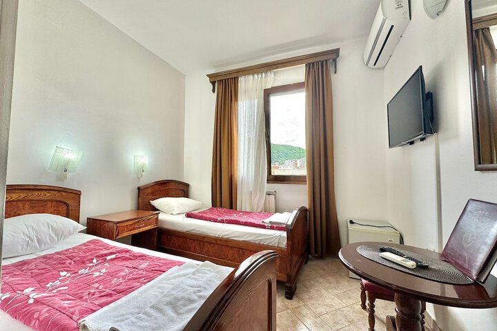 Room 46 of 85